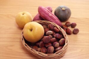 さつまいもとくり、かぼちゃ、なしなど、秋の食材の写真
