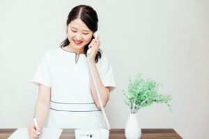歯科医院の受付で電話対応をするスタッフの写真