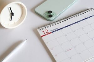 カレンダーとリマインダーをかけるスマホの写真 