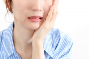 お口に少し違和感がある女性の写真