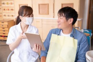 歯科医院のスタッフが患者様とお口の不安について話している写真